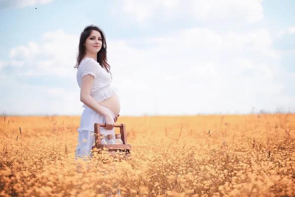 Mujer embarazada en la naturaleza para un paseo en el otoño —  Fotos de Stock