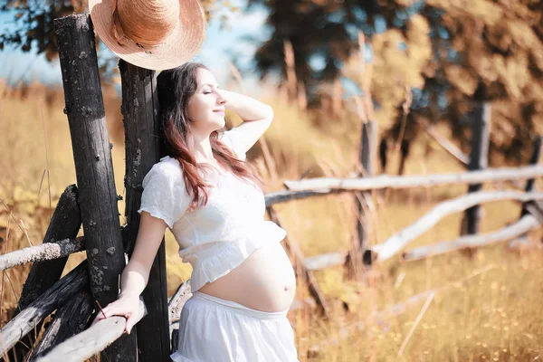 Schwangere Frau spaziert im Herbst in der Natur — Stockfoto