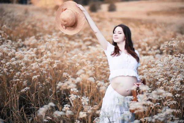 Těhotná žena v přírodě na procházku na podzim — Stock fotografie