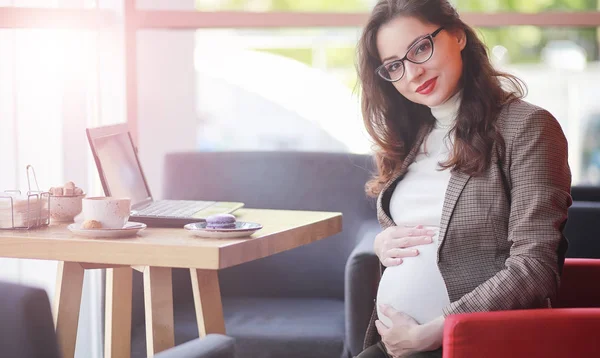 Zwangere Vrouw Werkt Tijdens Lunch Computer Cafe — Stockfoto