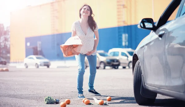 Jenta med mat som kommer ut av butikken – stockfoto