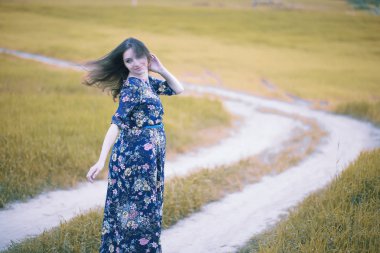 Doğada elbiseli hamile kız