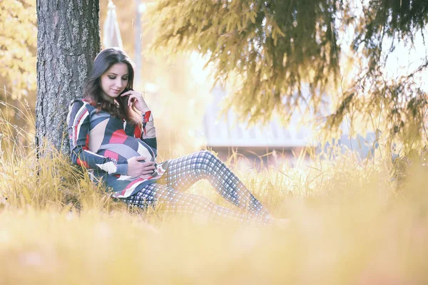 Schwangere Mädchen in einem Kleid in der Natur — Stockfoto