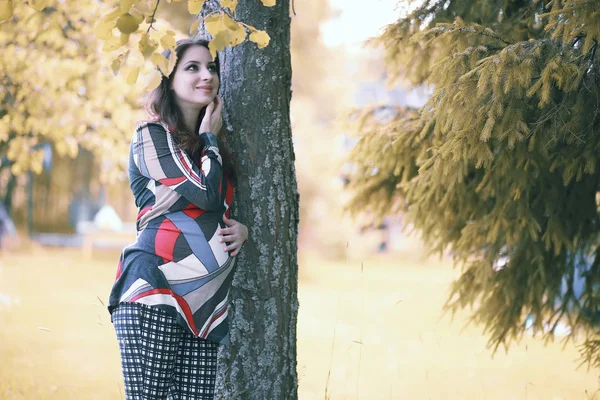 Έγκυος κορίτσι σε ένα φόρεμα στη φύση — Φωτογραφία Αρχείου