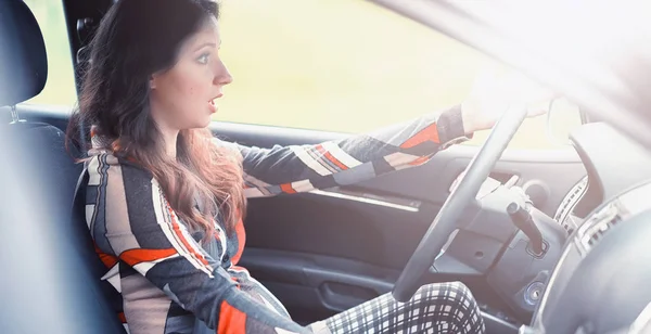 Girl driving a car bad emotions — Stock Photo, Image