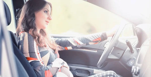 Meisje rijden een auto slechte emoties — Stockfoto