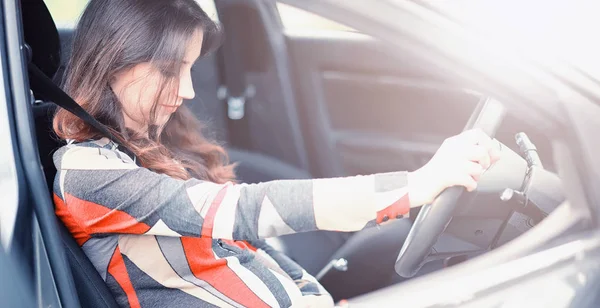 Meisje rijden een auto slechte emoties — Stockfoto