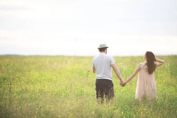 Paar man en zwanger meisje in het veld — Stockfoto