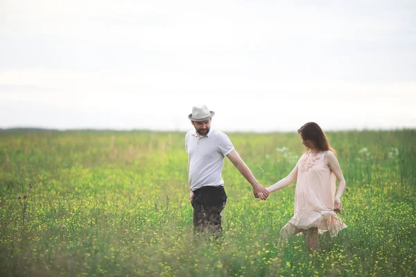 İki adam ve alanında hamile kız — Stok fotoğraf