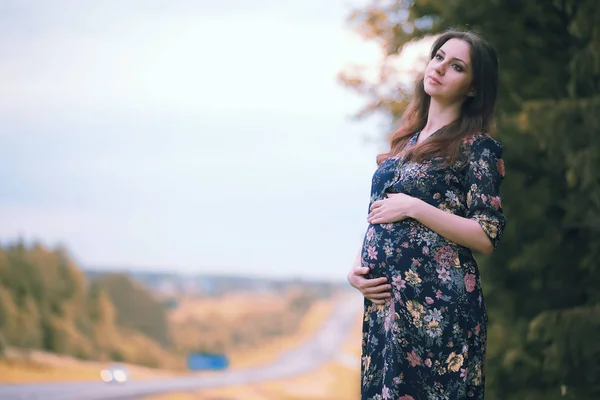 Dziewczyna w ciąży w sukience w przyrodzie — Zdjęcie stockowe