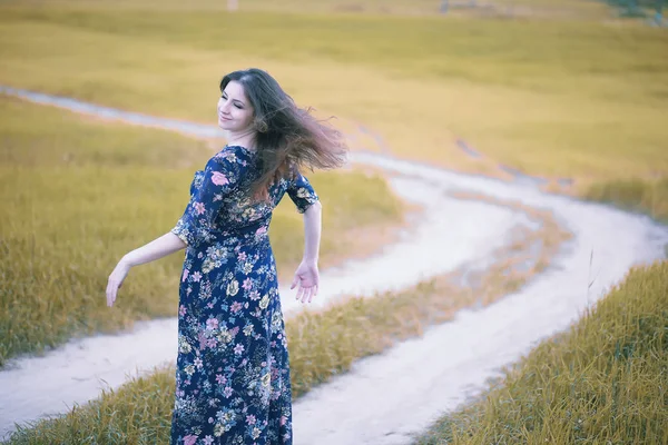 Chica embarazada en un vestido en la naturaleza — Foto de Stock