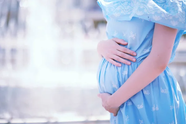 Chica embarazada en un vestido en la naturaleza — Foto de Stock