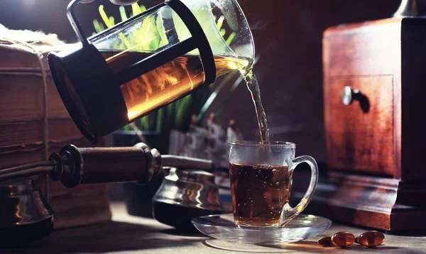 Brouwen van thee op een houten tafel — Stockfoto