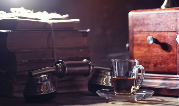 Brewing tea on a wooden table — Stock Photo, Image