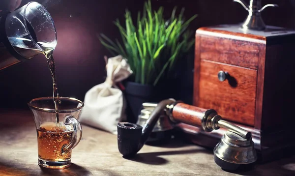 Brouwen van thee op een houten tafel — Stockfoto