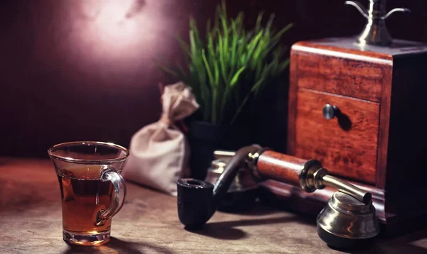 Brouwen van thee op een houten tafel — Stockfoto