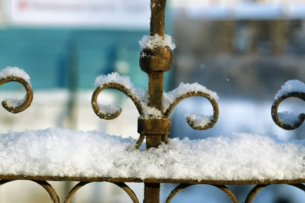 Fence covered snow winter park — Stock Photo, Image