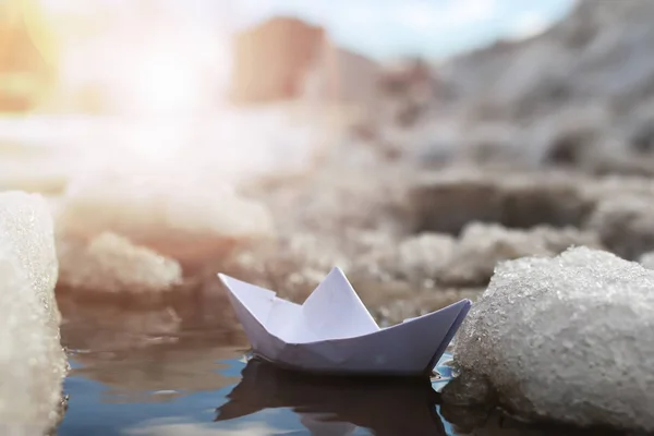 Barco de papel em um inverno de piscina — Fotografia de Stock