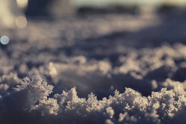 Kışın buz doku. Bir sokağa donmuş su parçaları 