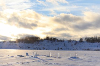 Kış manzara kar expanses kaplı. Kışın bir parkta 
