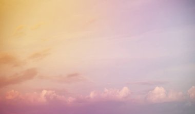 Beyaz bir gökyüzünde bulutlar