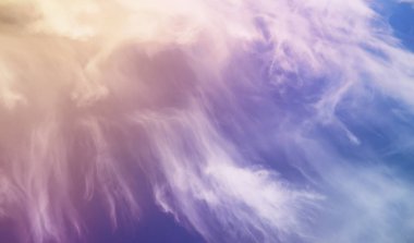 Beyaz bir gökyüzünde bulutlar