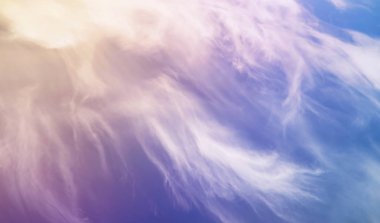 Beyaz bir gökyüzünde bulutlar