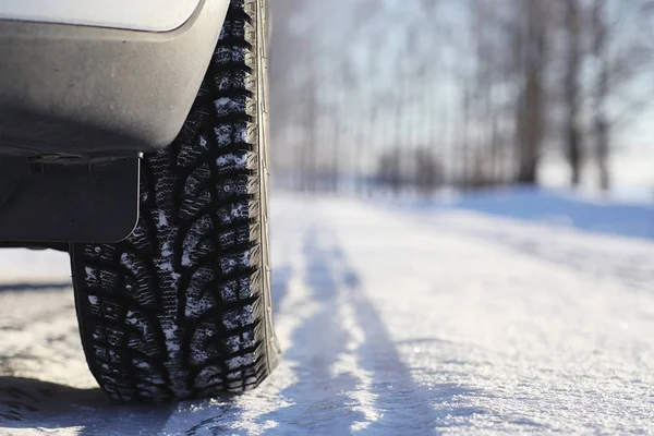 Zimní silnici a auto — Stock fotografie