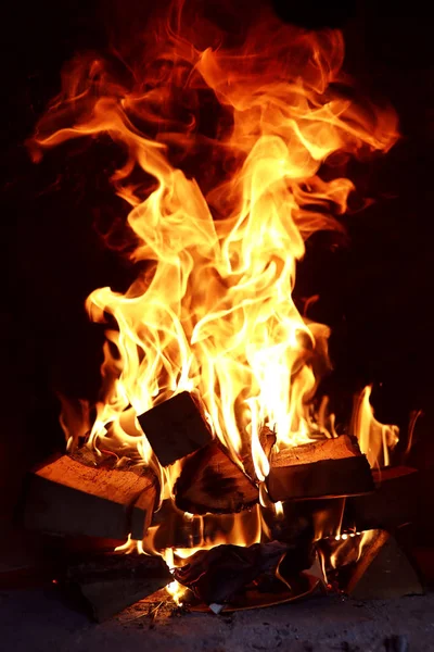 Longues langues de flamme de feu ardent — Photo