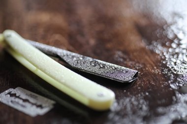 Ahşap arka planda tıraş aksesuarları 