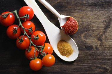 Dal taze kiraz domates ile. Olgun kırmızı domates. Domates bir