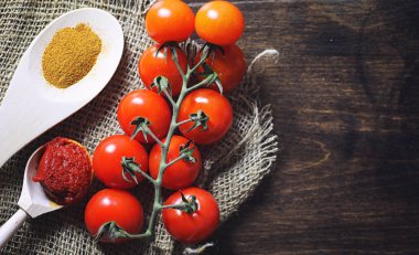 Dal taze kiraz domates ile. Olgun kırmızı domates.