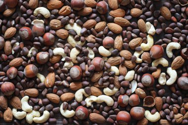 Ahşap bir masa farklı fındık. Sedir, kaju fıstığı, fındık, walnu