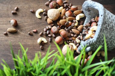 ahşap bir masa üzerinde lezzetli fındık