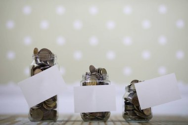 kavanozların üzerinde kat Rus ruble başlayıp büyüğe paralar 