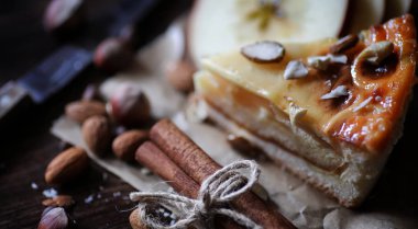 Tarçın ve ahşap bir masa üzerinde elma turtası. Taze pasta zekâ