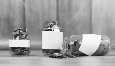 Bir kavanoz yere para çıktı. Yerde biriken paralar. Sav