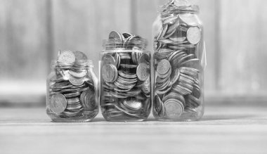 Bir kavanoz yere para çıktı. Yerde biriken paralar. Sav