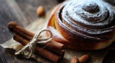 Tarçın ve ahşap bir masa üzerinde elma turtası. Taze pasta zekâ