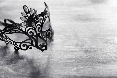 Karnaval maskesi masanın üzerinde. Kamuflaj bir Tarih Konu 