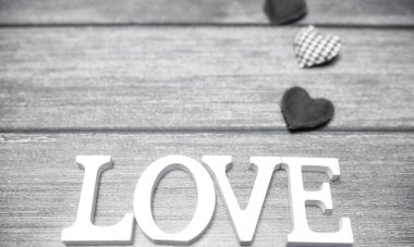 ahşap arka plan üzerinde beyaz tahta harflerle yapılan kelime aşk