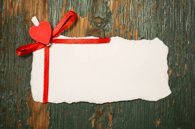 Beyaz çarşaf kağıt aşk notları ve kalp şekli