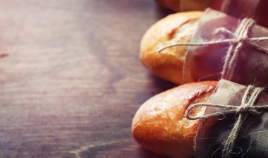 Kahvaltı için taze rulo. Bir fincan kahve için tereyağı ile topuz