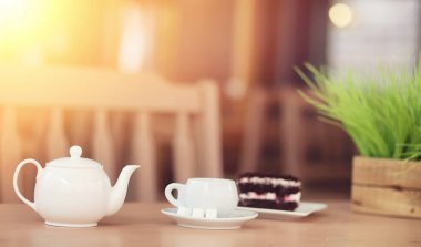 Bir içki ve bir sokak kafede tatlı su ısıtıcısı. Ket çay