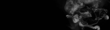 Beyaz Siyah bir arka plan üzerinde duman. Doku duman. Wh kulüpleri