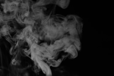 Beyaz Siyah bir arka plan üzerinde duman. Doku duman. Wh kulüpleri