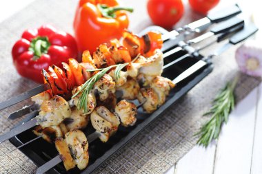 Pişmiş sebze ile metal şiş üzerinde kebap