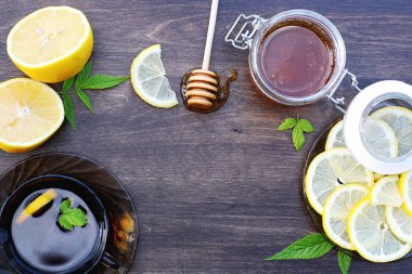 Ahşap dokusu üzerinde arka plan bir limon ve bal