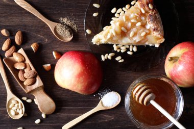 Bal ile kahvaltı için masaya taze fındık