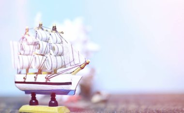 Eski ahşap gemi yelken ve direkleri oyuncak bir stand ile. Vintage ve